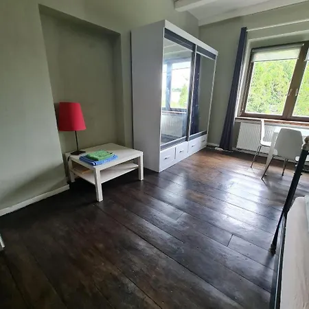 Guest In Private By Airport, Shared Bath, Non-smoking, Contactless Check-in, No Staff, Quiet Stay, Short Apartment Tuchomerice