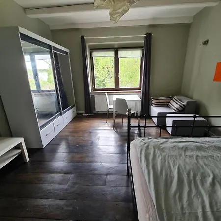 Guest In Private By Airport, Shared Bath, Non-smoking, Contactless Check-in, No Staff, Quiet Stay, Short Apartment *