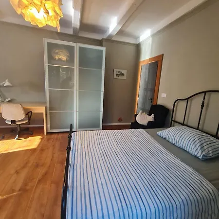 Guest In Private By Airport, Shared Bath, Non-smoking, Contactless Check-in, No Staff, Quiet Stay, Short דירה Tuchomerice