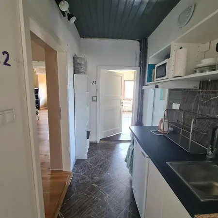 Guest In Private By Airport, Shared Bath, Non-smoking, Contactless Check-in, No Staff, Quiet Stay, Short דירה Tuchomerice