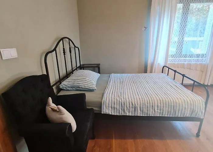 Guest In Private By Airport, Shared Bath, Non-smoking, Contactless Check-in, No Staff, Quiet Stay, Short * Tuchomerice