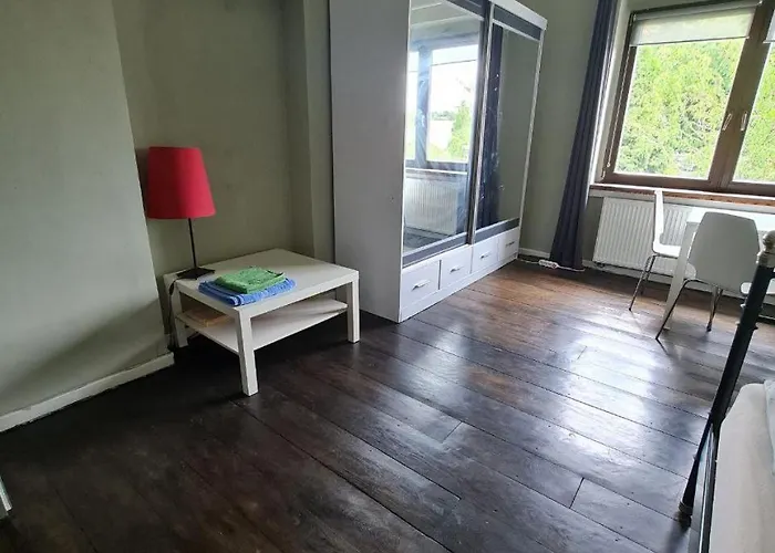 Guest In Private By Airport, Shared Bath, Non-smoking, Contactless Check-in, No Staff, Quiet Stay, Short Apartment Tuchomerice