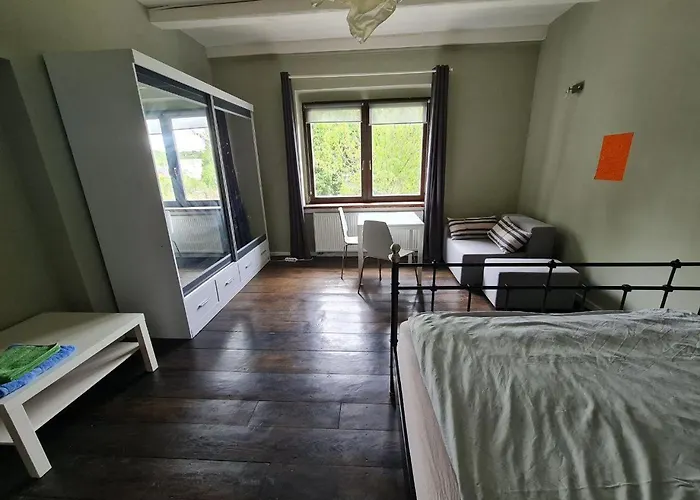 Guest In Private By Airport, Shared Bath, Non-smoking, Contactless Check-in, No Staff, Quiet Stay, Short Apartment *