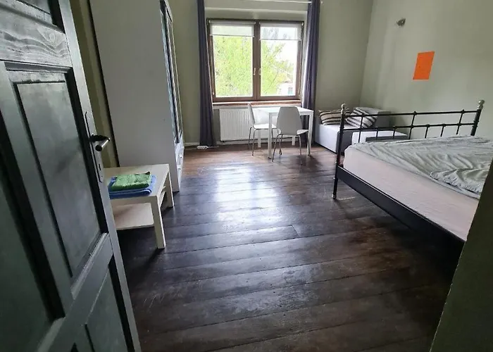 Guest In Private By Airport, Shared Bath, Non-smoking, Contactless Check-in, No Staff, Quiet Stay, Short * Tuchomerice