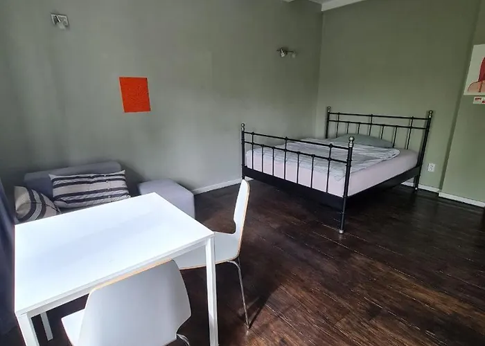 Guest In Private By Airport, Shared Bath, Non-smoking, Contactless Check-in, No Staff, Quiet Stay, Short Apartment