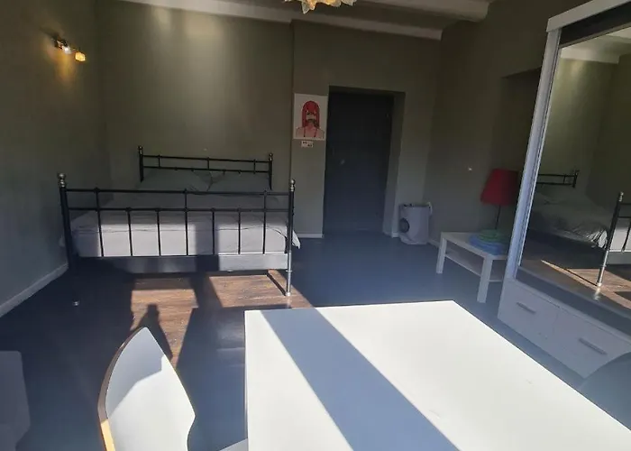 Apartment Guest In Private By Airport, Shared Bath, Non-smoking, Contactless Check-in, No Staff, Quiet Stay, Short Tuchomerice