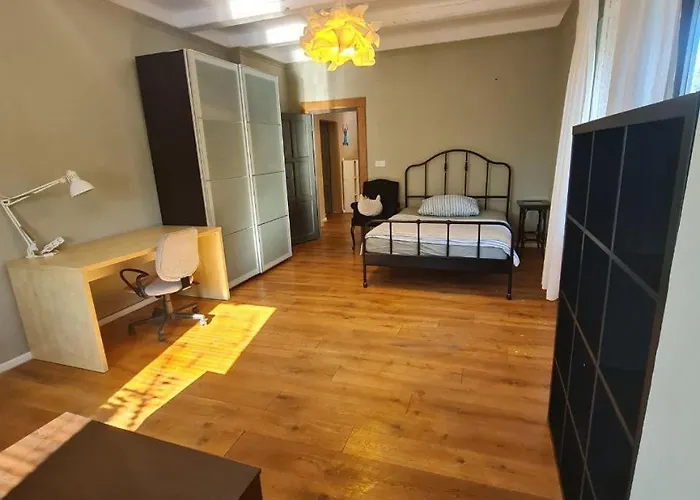 Guest In Private By Airport, Shared Bath, Non-smoking, Contactless Check-in, No Staff, Quiet Stay, Short * Tuchomerice