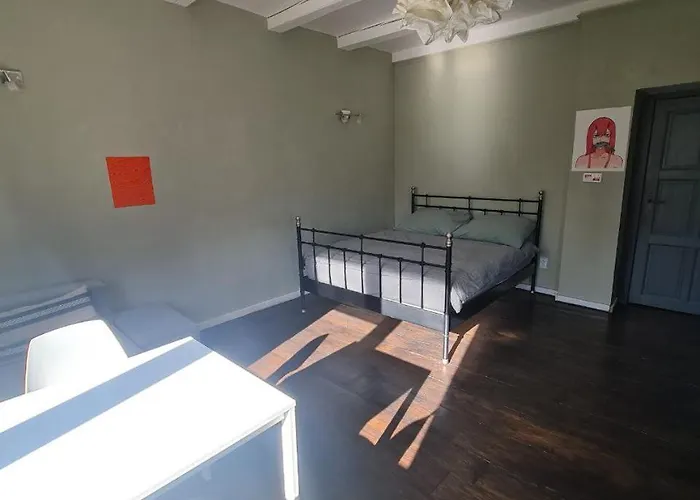 Guest In Private By Airport, Shared Bath, Non-smoking, Contactless Check-in, No Staff, Quiet Stay, Short Apartment Tuchomerice