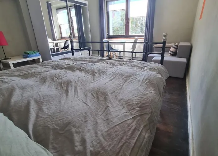 Guest In Private By Airport, Shared Bath, Non-smoking, Contactless Check-in, No Staff, Quiet Stay, Short * Tuchomerice