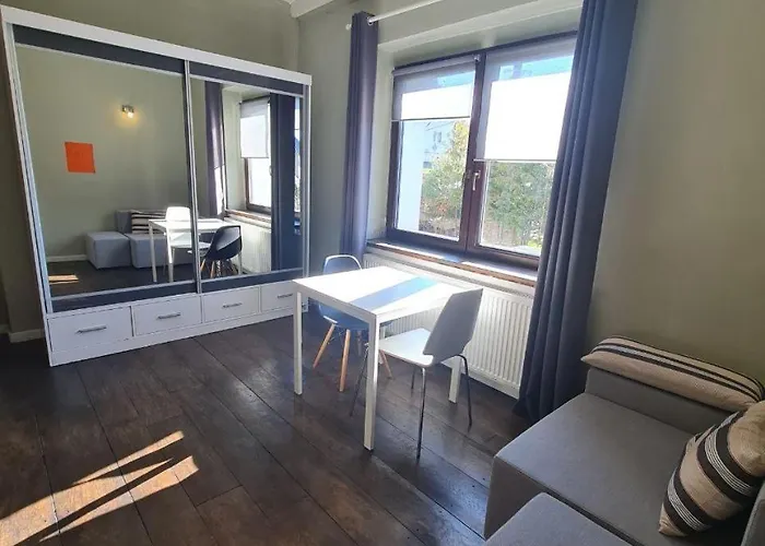 Guest In Private By Airport, Shared Bath, Non-smoking, Contactless Check-in, No Staff, Quiet Stay, Short *