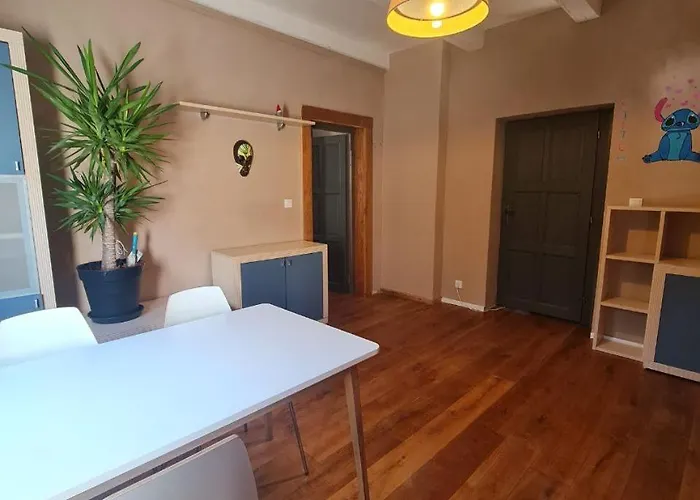 Guest In Private By Airport, Shared Bath, Non-smoking, Contactless Check-in, No Staff, Quiet Stay, Short Apartment *