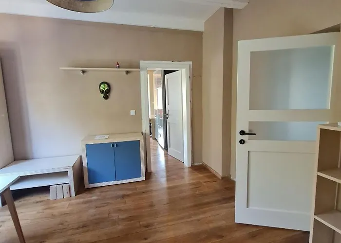 Guest In Private By Airport, Shared Bath, Non-smoking, Contactless Check-in, No Staff, Quiet Stay, Short Apartment *