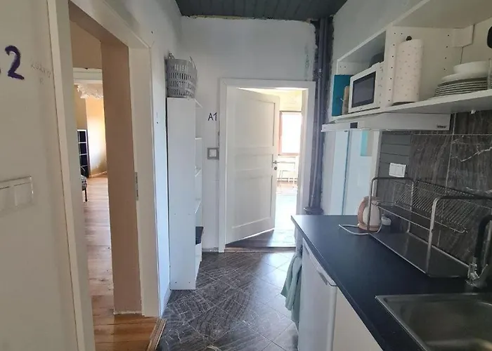 Guest In Private By Airport, Shared Bath, Non-smoking, Contactless Check-in, No Staff, Quiet Stay, Short Apartment Tuchomerice