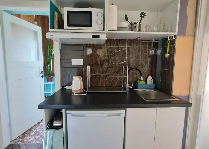 Apartment Guest In Private By Airport, Shared Bath, Non-smoking, Contactless Check-in, No Staff, Quiet Stay, Short