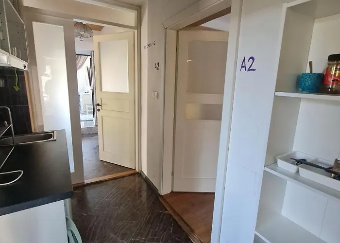 Guest In Private By Airport, Shared Bath, Non-smoking, Contactless Check-in, No Staff, Quiet Stay, Short Apartment